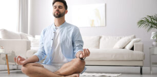 Ein Mann meditiert mit einem Mediation Quiz