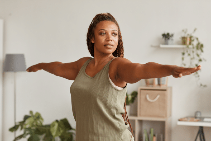 Frau beim Yoga zu Hause - digitalen BGM