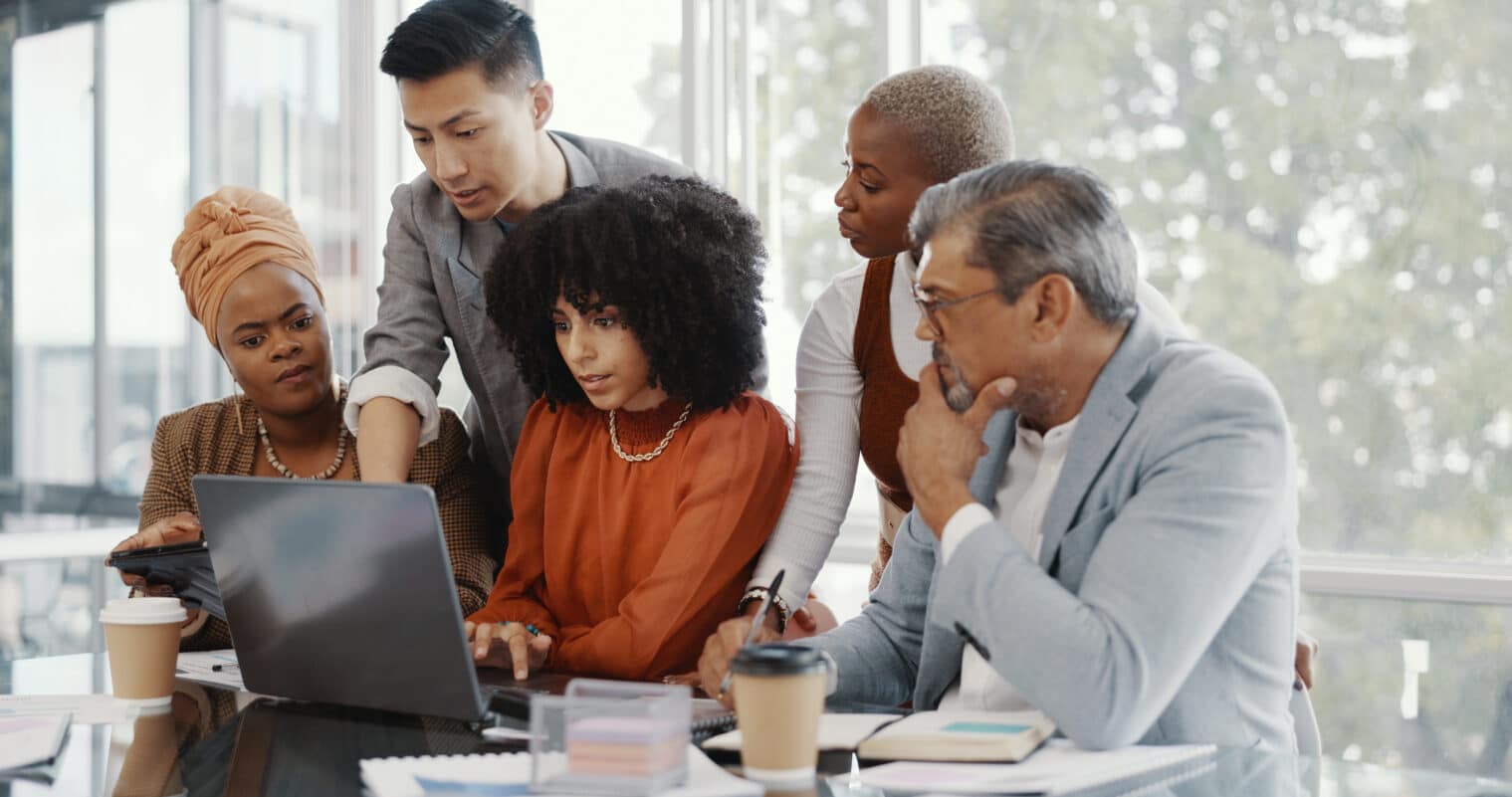 Équipe, hommes d'affaires et conversation avec ordinateur portable, brainstorming pour campagne publicitaire et bureau. Personnel, travail d'équipe et analyse numérique pour projet de groupe, croissance des ventes et collaboration pour objectif. -