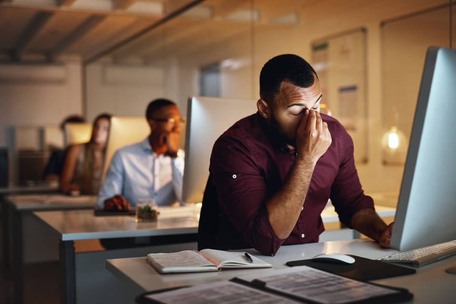 Entreprise, nuit et homme avec stress, maux de tête et burnout avec nouveau projet, échéance et fatigué. Homme, employé et consultant avec migraines, douleurs et surmenage et travail professionnel en retard. -