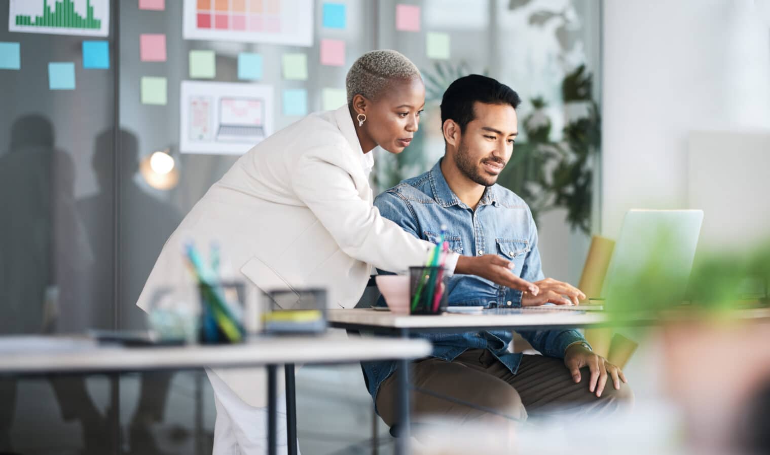 Ordinateur portable de bureau, diversité et hommes d'affaires lisant un rapport en ligne, des commentaires sur la conception d'un site web ou un projet de recherche. Collaboration, mentor du personnel et concepteur d'équipe travaillent au développement d'une page d'accueil d'entreprise. -