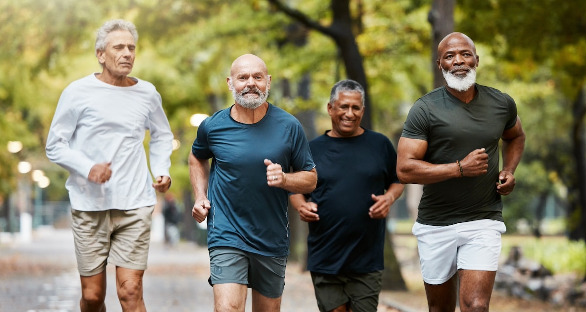 Fitness, Laufen und Gruppe von älteren Männern tun Übung, Ausbildung und Training zusammen im Park am Wochenende. Natur, Freundschaft und alte Männer tun Sport im Freien für Gesundheit, Wellness und Körperpflege. -