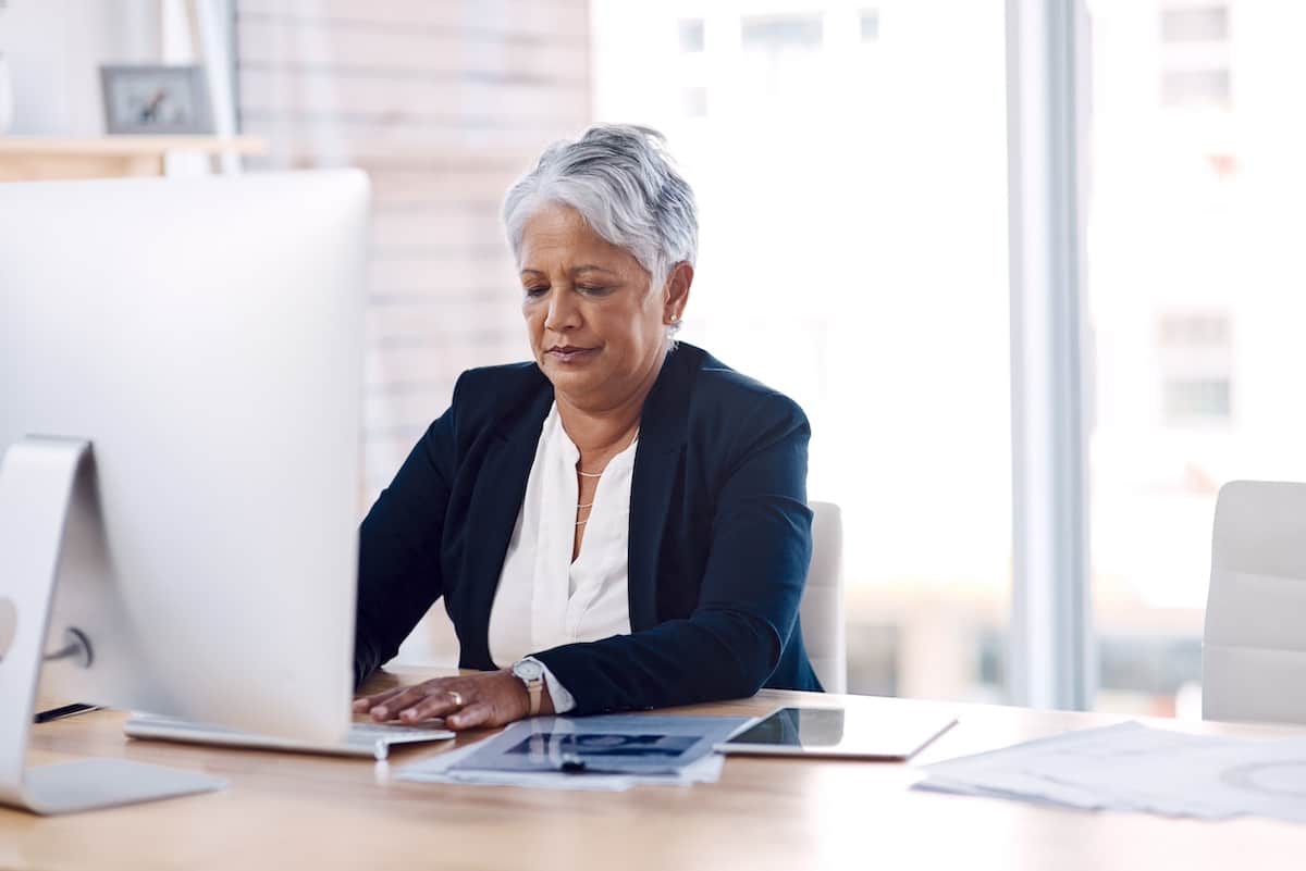 Focalisation, ordinateur et recherche avec une femme d'affaires ou un PDG travaillant dans son bureau d'entreprise. Sérieux, professionnalisme et leadership avec une femme cadre supérieure au travail, tapant un e-mail ou une proposition. -