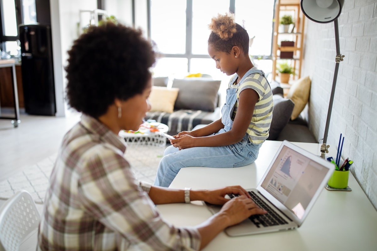 Une mère active très occupée n'a pas le temps de s'occuper de son enfant -