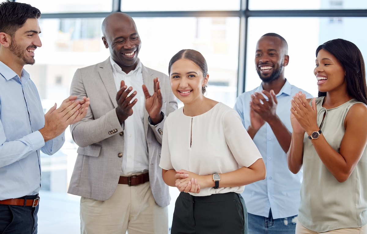 Business, célébration de l'appréciation de l'équipe et bureau femme travailleur heureux avec le travail d'équipe et le succès. Portrait de la motivation des employés, le soutien et la communauté de travail d'une entreprise foule applaudir. -