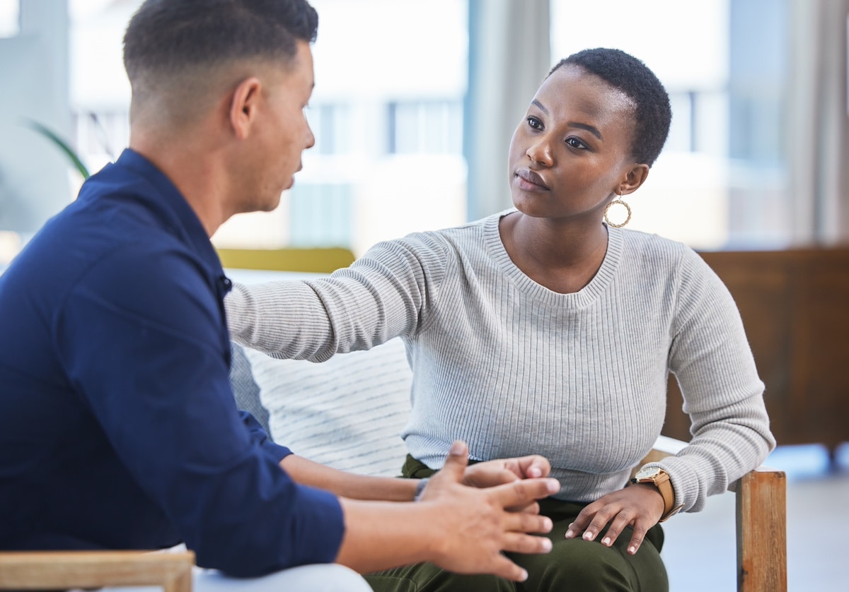 Femme noire, bureau et console homme en stress, panique ou en conversation avec le soutien de la santé mentale au travail. Professionnel, femme d'affaires et de soins pour les employés, les employés ou la gestion de la pression au travail. - PAE