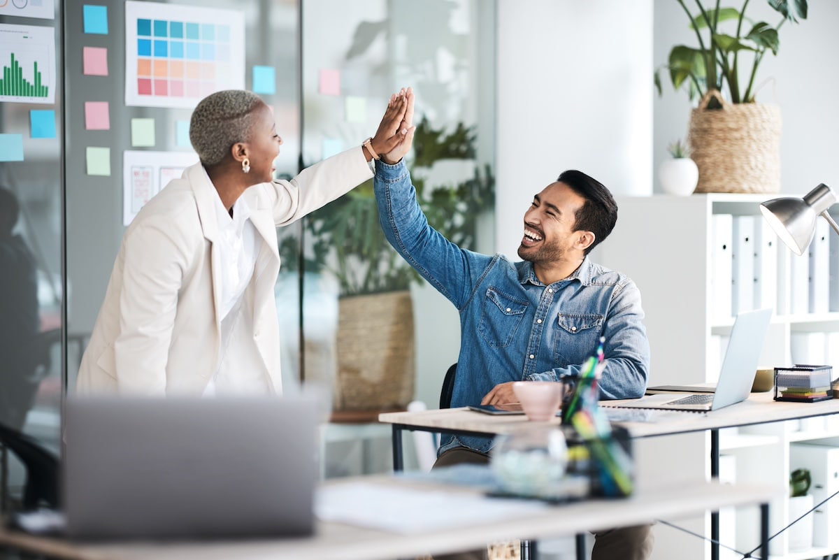 High Five, le bonheur et les hommes d'affaires célèbrent le travail d'équipe, la performance de conception de sites Web ou le succès de l'entreprise. Team building de bureau, gagnants heureux et employés enthousiastes fête pour le développement créatif. - PAE