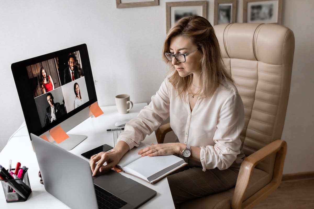 Videokonferenz. Manager halten ein Geschäftstreffen von zu Hause aus am Computer ab. Hochwertiges Foto -