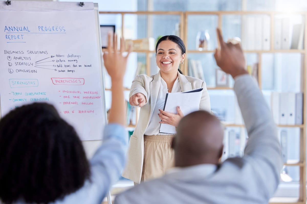 Geschäftsfrau, Führungskraft und Coach mit Fragen zu Besprechungen zur Planung, Teamstrategie oder Ideen im Büro. Weibliche Führungskraft oder Coach in der Präsentation von Mitarbeiterschulungen für Teamwork-Engagement. - gesundheitsmanagement