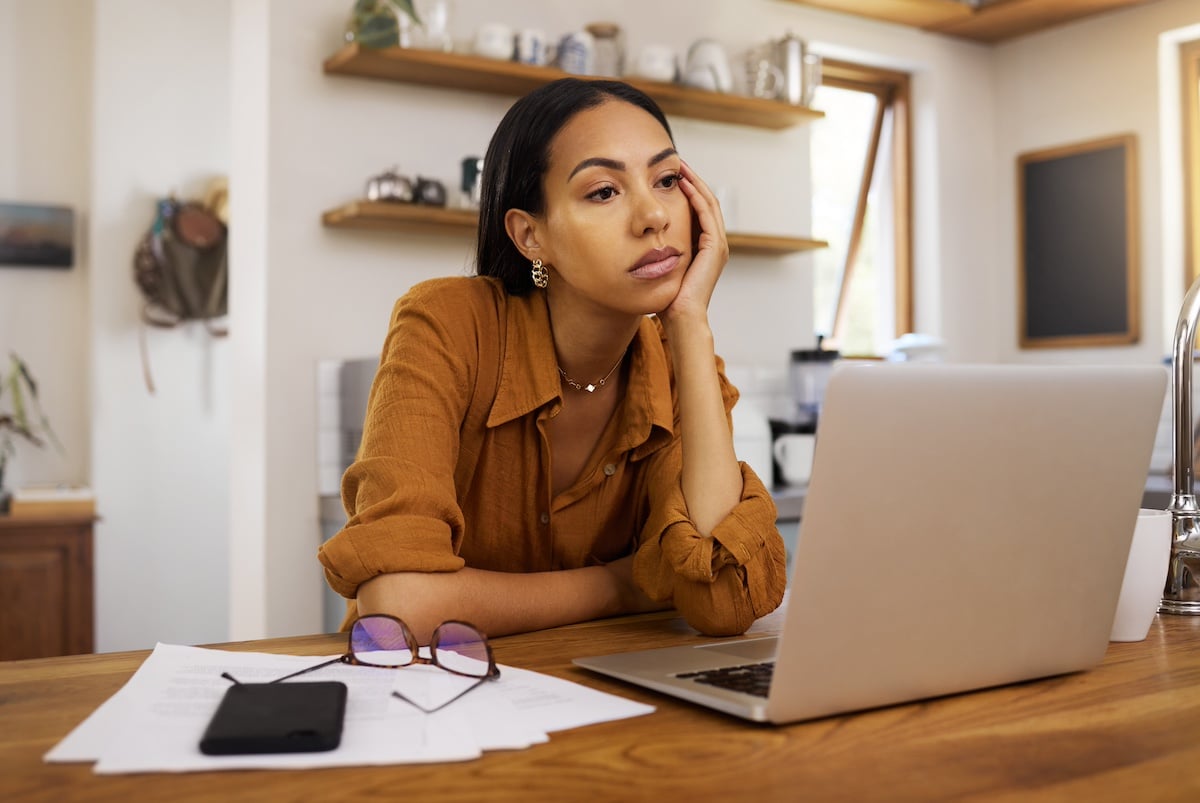 Frau ist müde, gelangweilt und arbeitet mit Laptop, Burnout und überarbeitet mit Mitarbeiter mit Gehirnnebel. Arbeit von zu Hause aus, Freiberufler und Müdigkeit, Konnektivität und Problem mit berufstätiger Frau. -