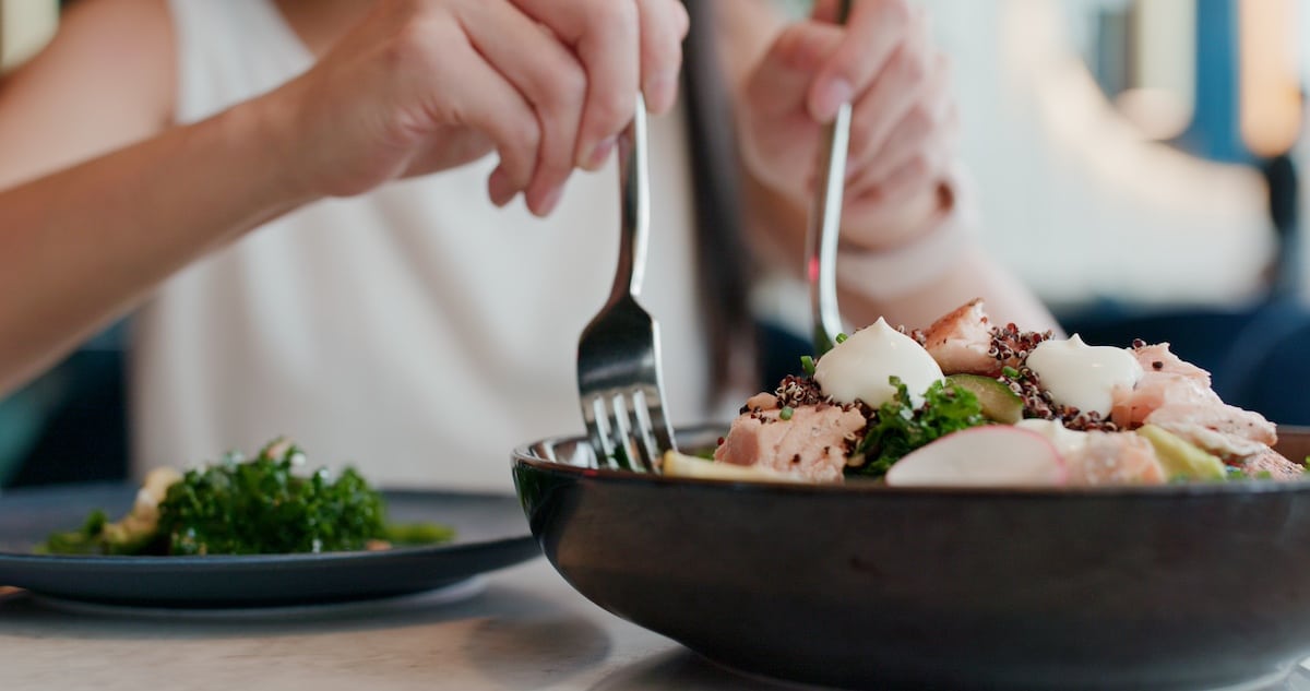 Frau genießt Salat im Restaurant - Sommerblues am Arbeitsplatz